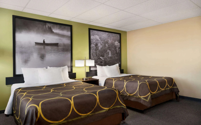 Super 8 by Wyndham Hearst ON