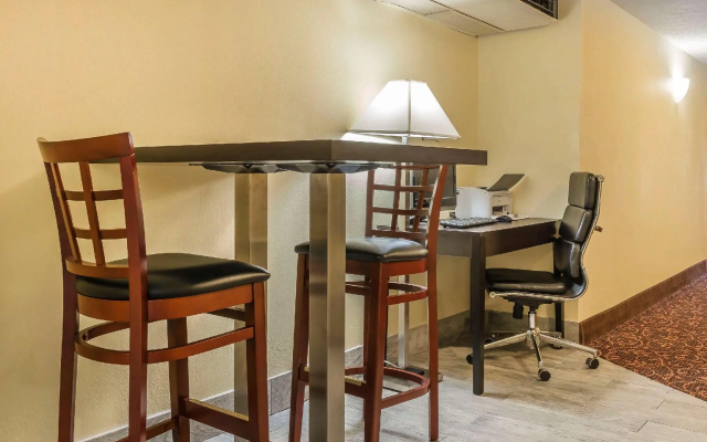 Quality Inn & Suites Pittsburgh Harmarville