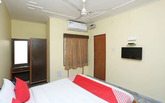OYO 11651 BKR Guest House