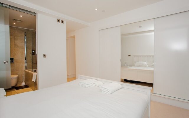Апартаменты Exquisite 2 Bedroom Apartment In Bank комната для гостей