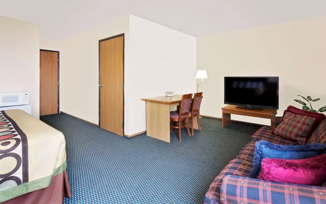 Super 8 by Wyndham Marshall