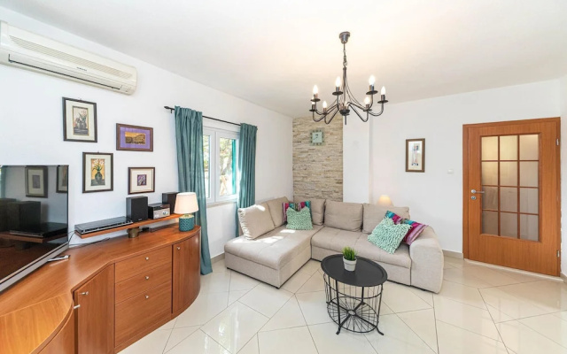Amazing Home in Jadrija With Wifi and 4 Bedrooms