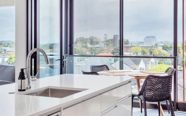 Takapuna Contemporary 2BR with Carpark