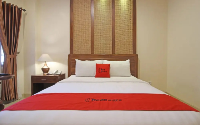 RedDoorz Premium At The Garden Suites Solo