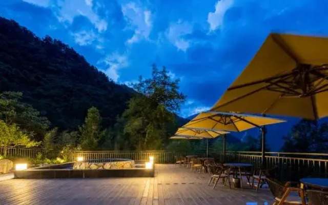 Shanshuijian Hot Spring Hotel (Hailuogou Glacier Forest Park)
