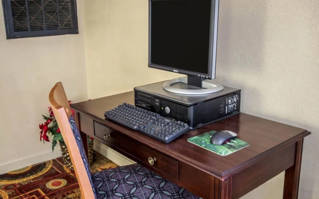 Rodeway Inn & Suites Plymouth