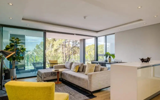 Urban Chic Apartment Close to Waterfront Warwick