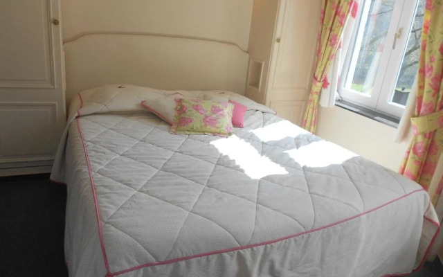 Hotels Aux Roches Fleuries