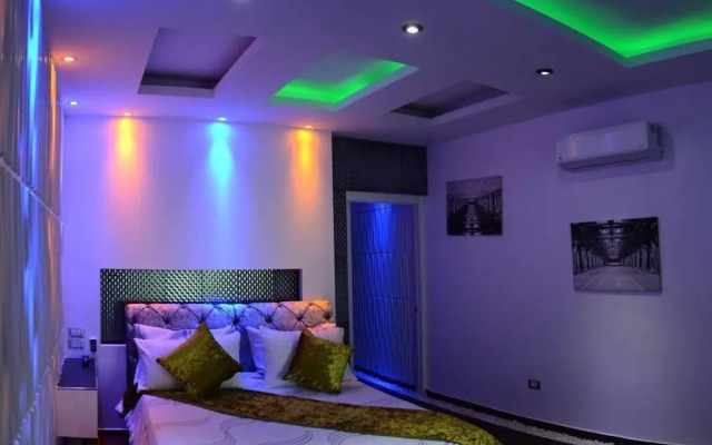 Luxury 14 Bedroom Villa Walking to Clubs/beaches!