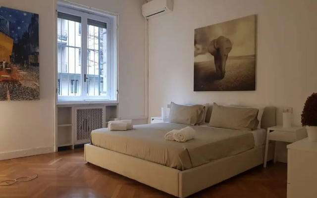 Exclusive 4 Bedrooms Apartment in Milan Center