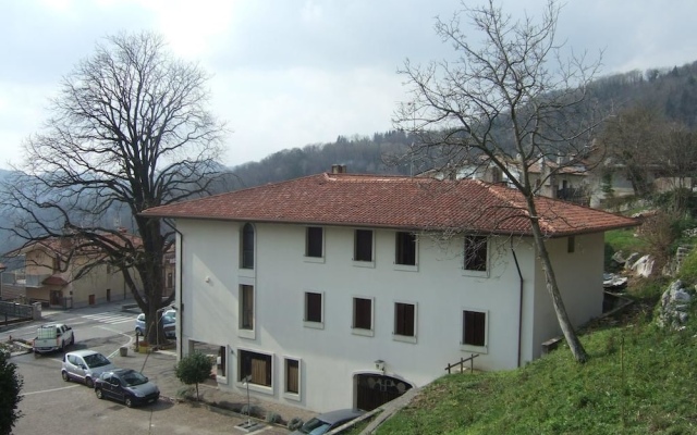 Отель Albergo Alla Posta Базилиано вид на фасад