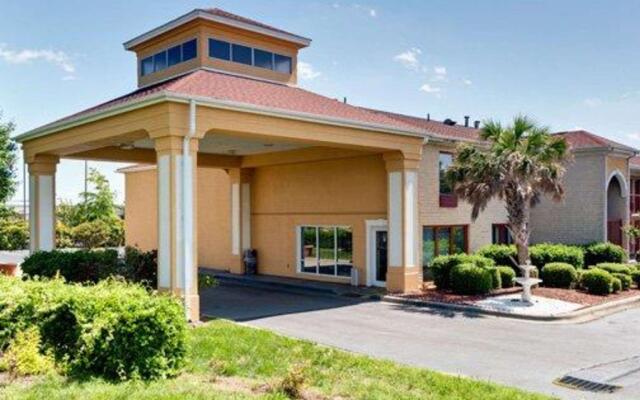 Отель Quality Inn And Suites Monroe вид на фасад