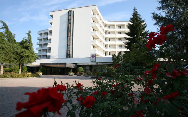 Отель Commodore Terme Италия, Монтегротто-Терме - 1 отзыв об отеле, цены и фото номеров - забронировать отель Commodore Terme онлайн вид на фасад