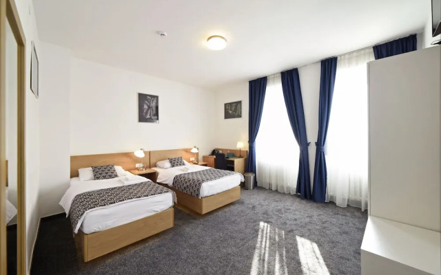 Hotel Dora