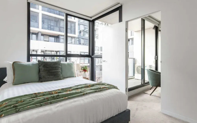 A Cozy 2BR Apt Next to The Yarra River