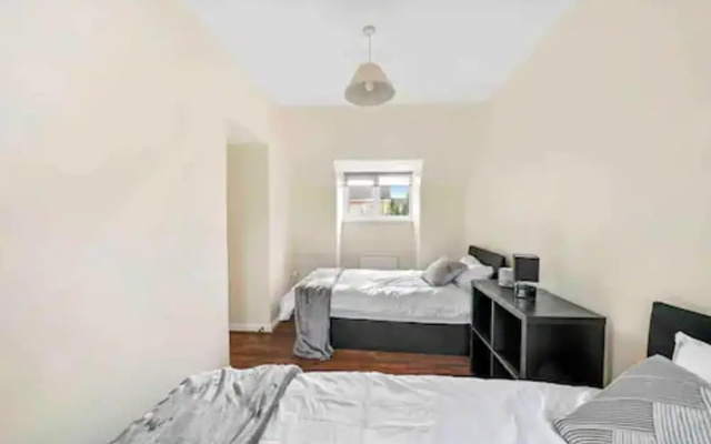 4 bed Townhouse- Free Parking