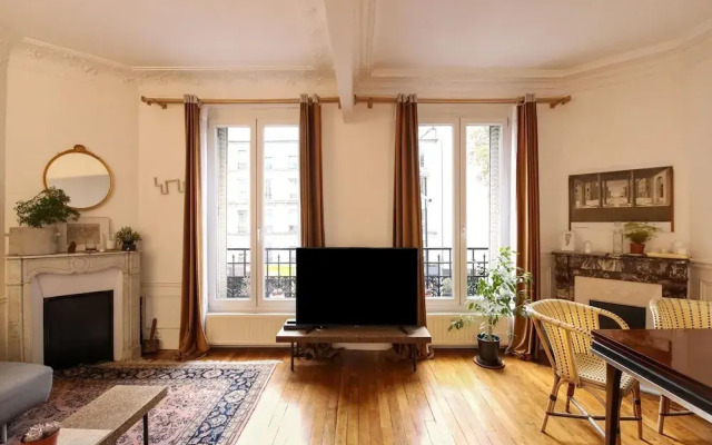 Magnificent Apartment Near the Center of Paris