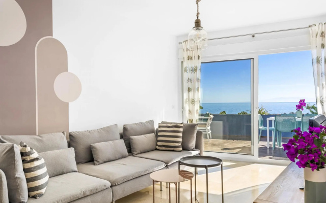 Beach apartment with terrace and private parking