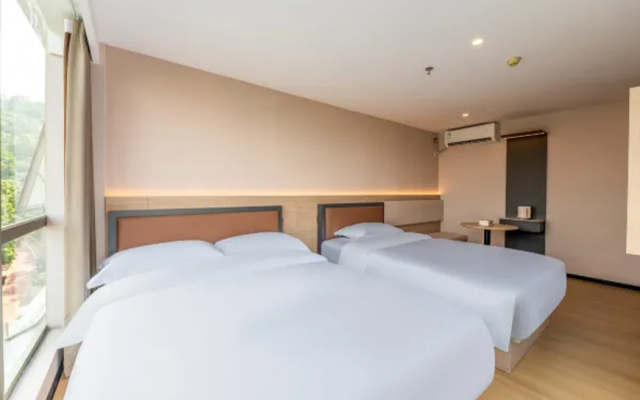 Yuezhi Light Hotel(Guangzhou Eastern Railway Station Yantang Metro Station Store)