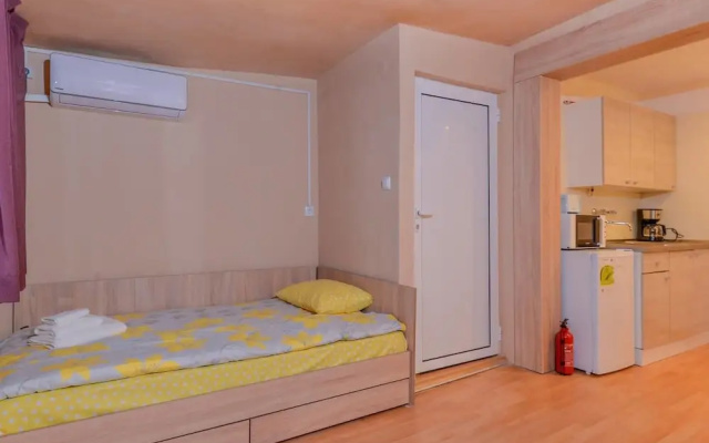 Cosy Top Floor Studio on Patriarh Evtimiy Blvd