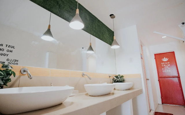 Murals Hostel & Cafe