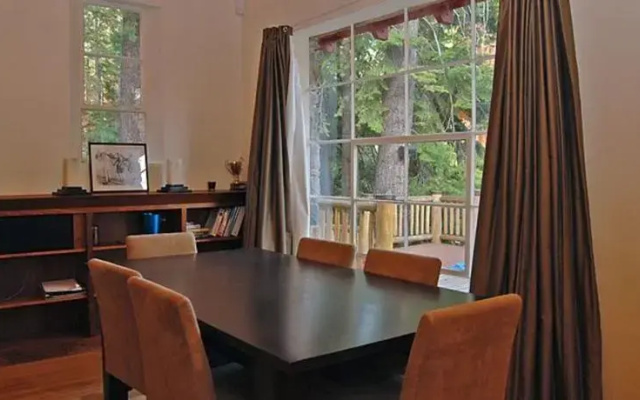 RedAwning Darling Delight Cabin