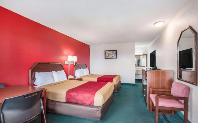 Econo Lodge Pottery