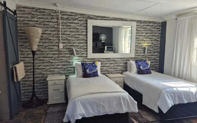 44 On Ennis Guest Lodge and Restaurant