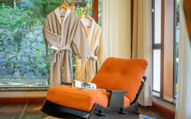 Luchuan Puyin Hot Spring Wellness Hotel