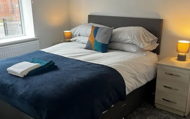 2 Bed Flat - Sleeps 8 - Pets - Garden - Parking