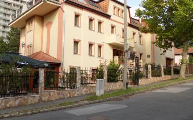 Отель Fortuna Hotel Венгрия, Силвашварад - отзывы, цены и фото номеров - забронировать отель Fortuna Hotel онлайн вид на фасад