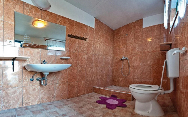 Stunning Home in Zastrazisce With 4 Bedrooms