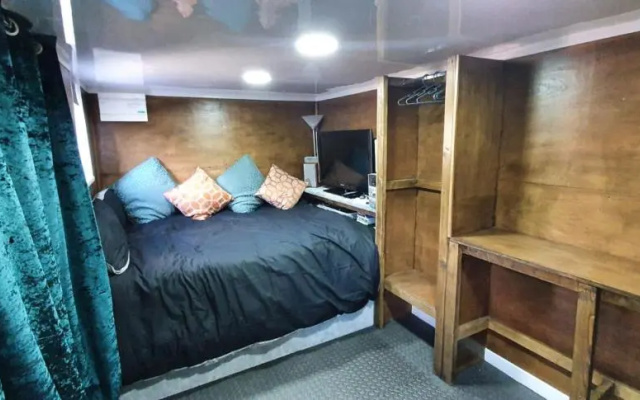 Adorable private suite with hassle-free street parking