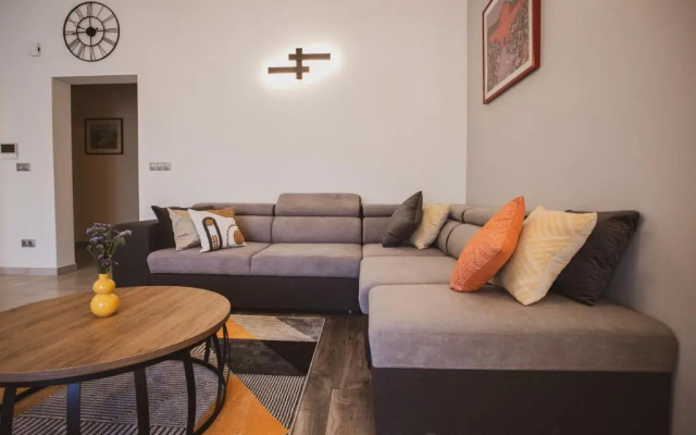 A2 - Luxury apt w Terrace, Gym, Jacuzzi & Sauna