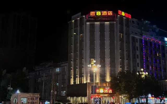 Super 8 Hotel (Yizhou Hechi University & Bus Terminal Branch)