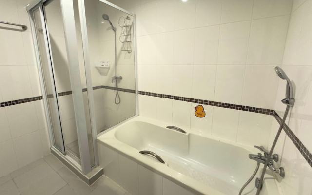 Large Pool-view Studio With Balcony - TW Platinum Suites, Jomtien