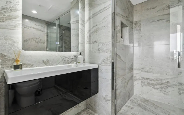 Modern 1BR w Pool/Gym Steps to Beach: Zodiak Stays