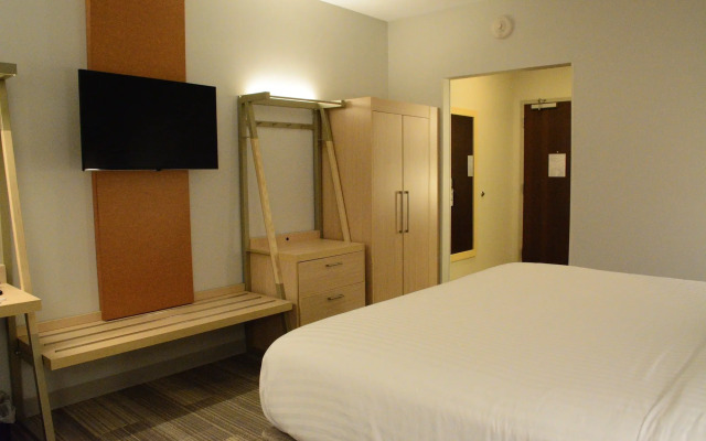 Holiday Inn Express & Suites Lexington Park-California by IHG