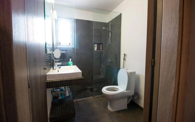 Renovated 2-bedroom flat with free parking, center