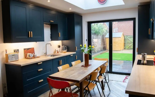 2 Bedroom West London Home With Excellent Connections
