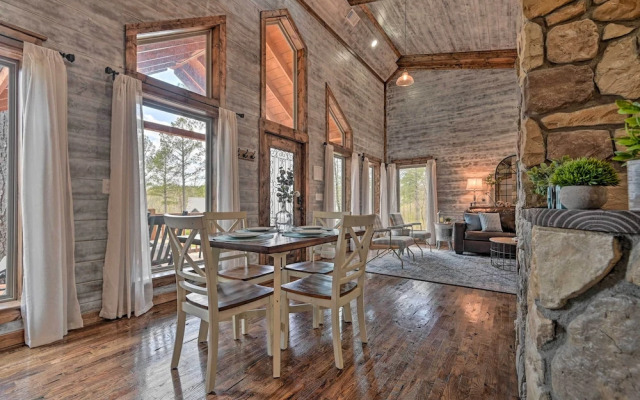'honey's Nook' Broken Bow Home w/ Hot Tub + Decks!
