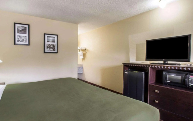 Econo Lodge Biltmore