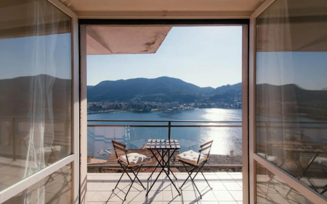 Stunning Window on the Lake-by House Of Travelers