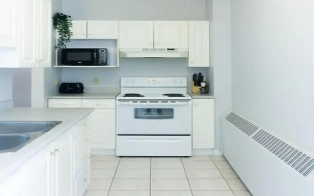 2BR Condo in Heart of Uptown Coffee Wifi