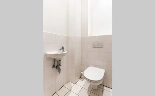 Spacious 3-Room Apt. 15 Min To the City Center
