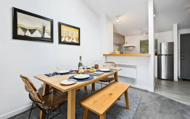Misty Lakes - Queenstown Lakefront Apartment