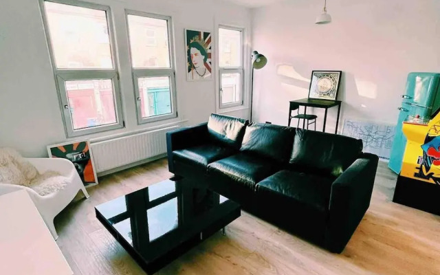 London Flat Next to Central Line Tube Station