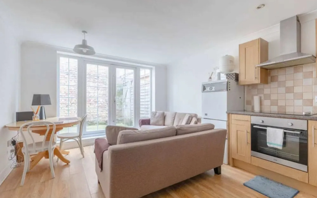 Studio W/private Patio Heart of Brixton, London!