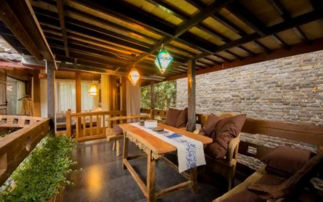 Shiwai Tangka Theme Inn (Shuhe Ancient Town)