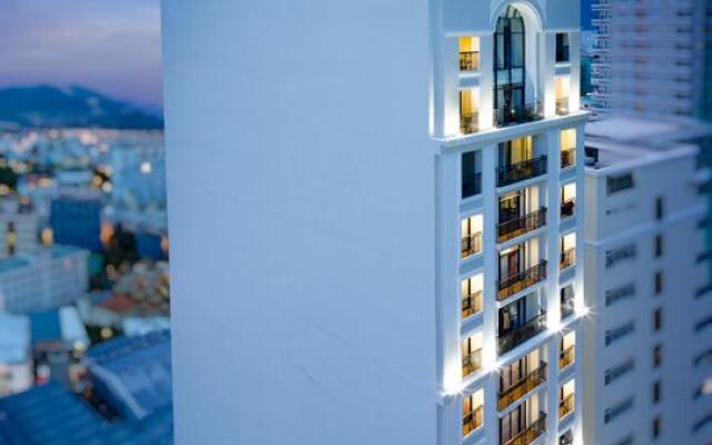 Отель Bonjour Nha Trang Hotel Вьетнам, Нячанг - отзывы, цены и фото номеров - забронировать отель Bonjour Nha Trang Hotel онлайн вид на фасад